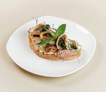 Брускетта с куриным филе и беконом 