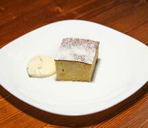 Запеканка творожная с изюмом и сметаной