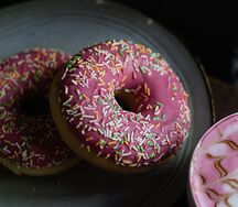 Донат с клубничной начинкой