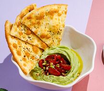 Гуакамоле с пряной лепешкой