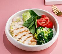 Куриная грудка с кремом из авокадо