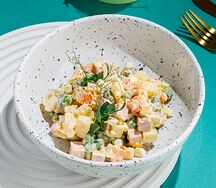 Салат Оливье с колбасой