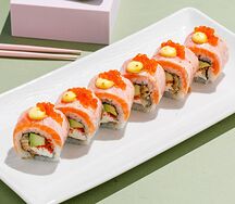 Сливочный запеченный ролл с лососем и красной икрой