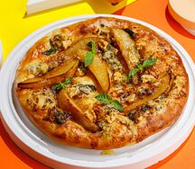 Хачапури с горгонзолой и грушей