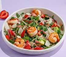 Салат с рукколой, креветками и клубникой