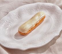 Эклер с белым кремом