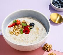 Овсяная каша с грецким орехом и ягодами