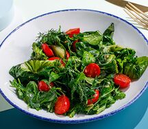 Жареная зелень с томатами