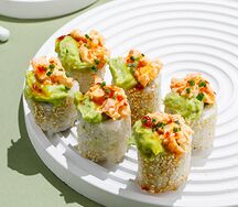 Ролл с креветкой и кремом из авокадо