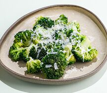 Брокколи с пармезаном