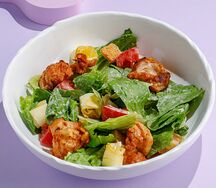 Теплый салат с курицей и копченым сыром сулугуни