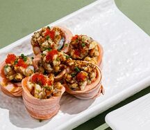 Обожженный ролл с лососем и угрем