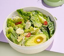 Салат с авокадо и ореховой заправкой