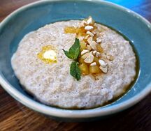 Овсяная каша с бананом, карамелизированными яблоками и орешками