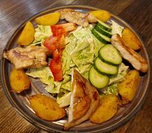 Теплый салат с курицей и картофелем