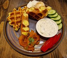 Картофельная вафля с красной рыбой, яйцом пашот и соусом тартар