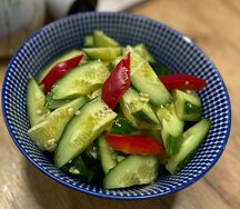 Салат Свежие огурцы в чесночном маринаде