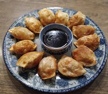 Комбо Жареные пельмени со свининой и салатом