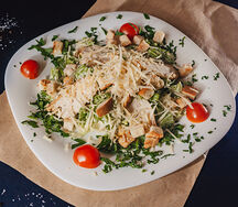Салат Цезарь с курицей