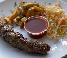 Люля-кебаб из говядины с картофелем во фритюре и капустный салатом