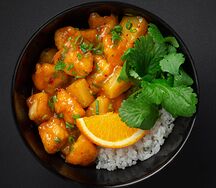 Апельсиновая курица с ананасом кимчи и рисом