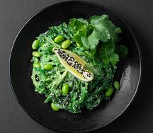 Салат с чукой, эдамамэ и ореховым соусом