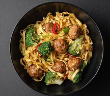 Яичная лапша с митболами и соусом фо-бо