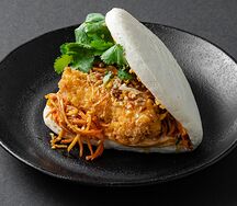 Бао с курицей и маринованными овощами