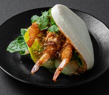 Бао с креветками и соусом том ям