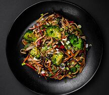 Вок с овощами и соусом терияки