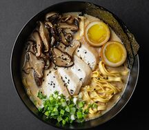 Кунжутный рамен с куриной грудкой и шиитаке 