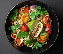 Вок с морепродуктами и соусом свит чили