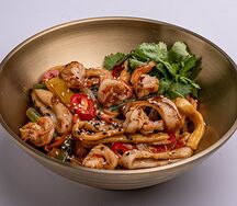 Удон с креветками и кальмаром в соусе том ям