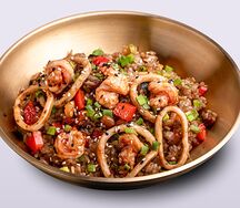 Рис с креветками и кальмаром в крабовом соусе