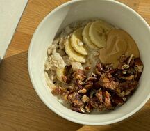 Овсяная каша с арахисовой пастой, бананом и пеканом 