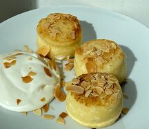 Сырники с йогуртовым кремом и миндалем