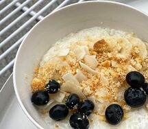 Рисовая каша с голубикой, бананом и кокосом