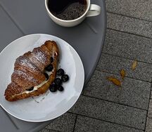 Круассан с кремом и голубикой