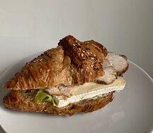 Круассан с индейкой и бри