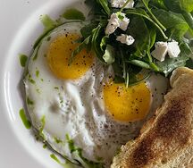 Глазунья или скрэмбл с фреш салатом