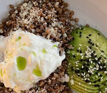 Греча с авокадо и страчателлой