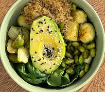 Боул с киноа и авокадо