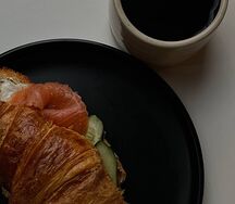Круассан с лососем