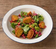 Салат с желтым фалафелем