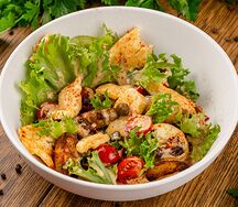 Салат с халуми и вялеными томатами