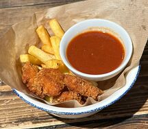 Картофель фри с наггетсами