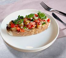 Брускетта с овощами и хрустящим баклажаном
