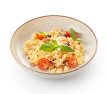 Скрэмбл с беконом, пармезаном и томатами