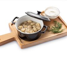 Детские пельмени со сливочным маслом и сметаной