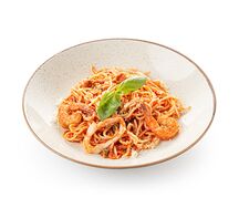 Спагетти с морепродуктами в томатном соусе
